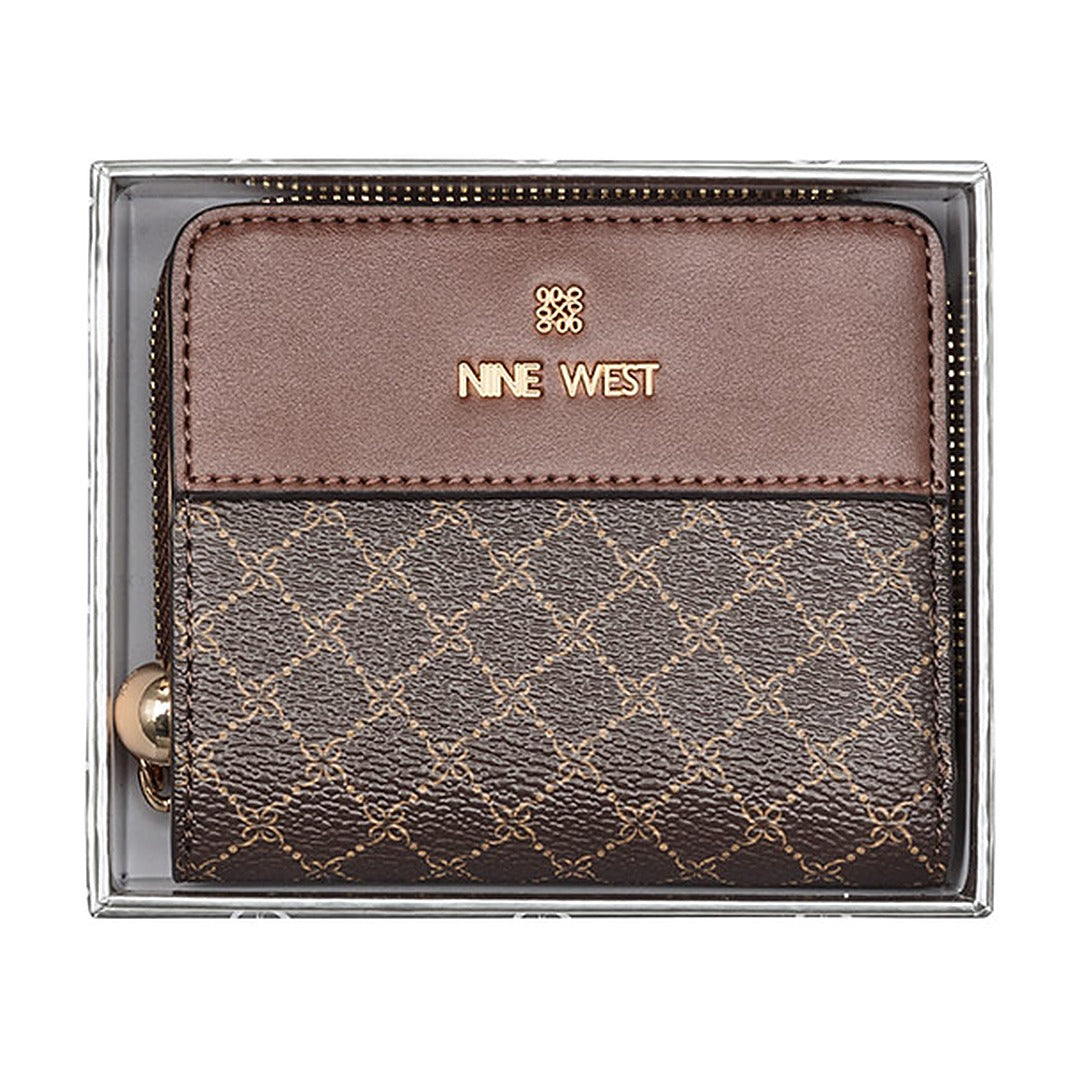 Billetera Nine West SLG Boxed Small Zip Around Marissa Brown Logo/Mahogany