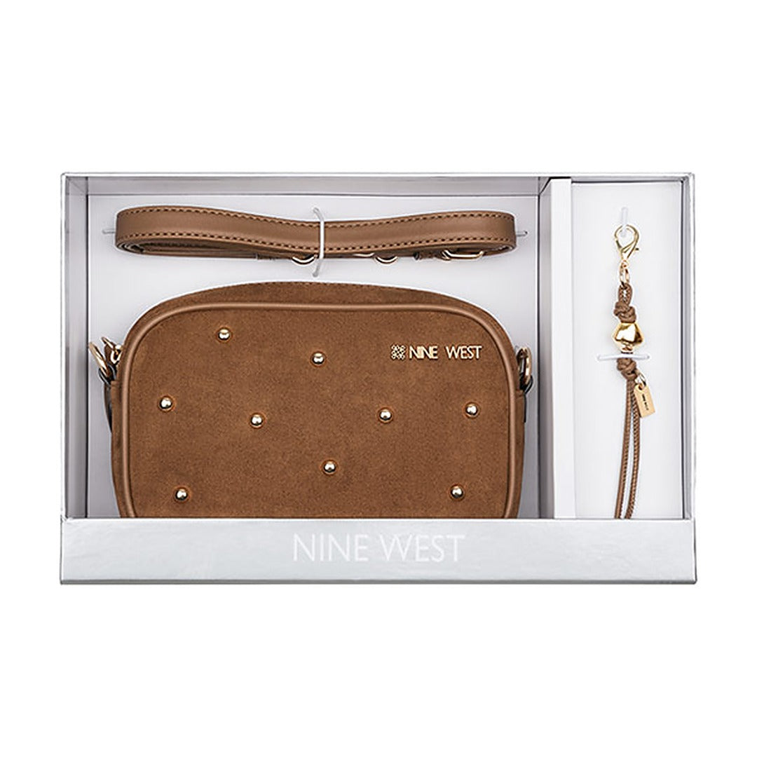 Cartera Nine West Boxed Camera Crossbody w/ Charm Daciana Toffee