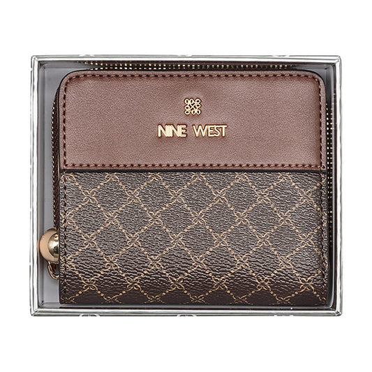 Billetera Nine West SLG Boxed Small Zip Around Marissa Brown Logo/Mahogany