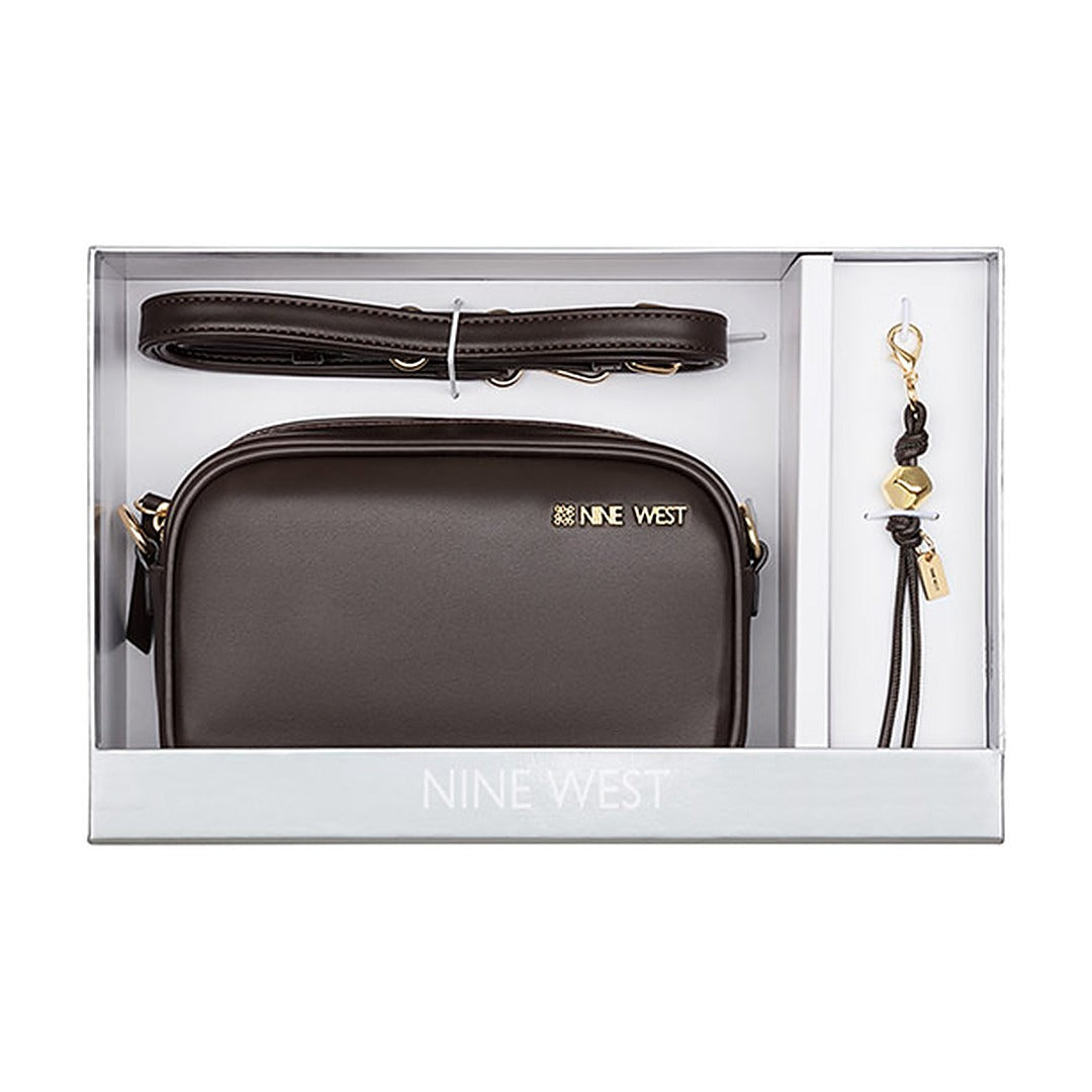 Cartera Nine West Boxed Camera Crossbody w/ Charm Daciana Espresso